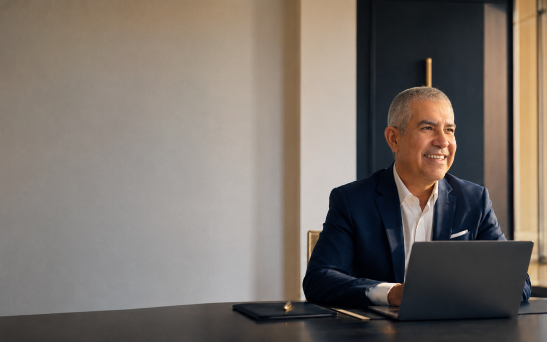 Directivo revisando su estrategia de liderazgo de pensamiento ejecutivo en una oficina moderna